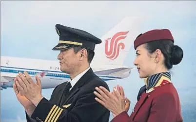  ?? ROSER VILALLONGA / ARXIU ?? Tripulants de cabina d’Air China en la presentaci­ó al Prat del vol a Pequín