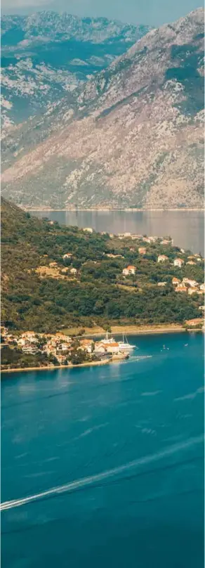  ??  ?? Kotor (Montenegro) là một trong những đô thị thời Trung cổ được bảo tồn tốt nhất trên thế giới và được UNESCO công nhận là Di sản của nhân loại. Thành phố cổ này nằm giữa vịnh Kotor, ngay phía dưới chân núi Lovćen. Vịnh Kotor được bình chọn là một trong 25 vịnh đẹp nhất thế giới.