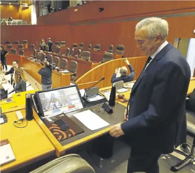  ?? JAIME GALINDO ?? El presidente de las Cortes de Aragón, Javier Sada, en primer término, en el pleno celebrado ayer.