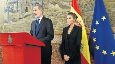  ?? ?? El Rey Felipe VI, durante su discurso, junto a la Reina Letizia.