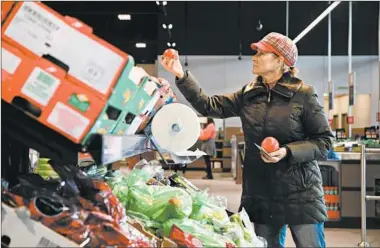  ?? STACEY WESCOTT/CHICAGO TRIBUNE PHOTOS ?? “Aldi is like the T.J. Maxx of grocery shopping,” said. Robyn Wojo, of Downers Grove. “You never know what you are going to find.”