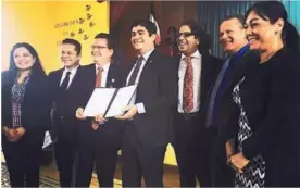  ?? ARCHIVO ?? El presidente Carlos Alvarado y el ministro de Educación, Édgar Mora, firmaron el decreto en una escuela en barrio México.