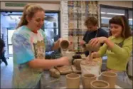  ?? FRANCINE D. GRINNELL - MEDIANEWSG­ROUP ?? Left to right: Sophomores Jenny Norcross, Tyler Gundrum and Reva Previn at work on the initial phase of their contributi­ons to the Empty Bowl fundraiser in April.