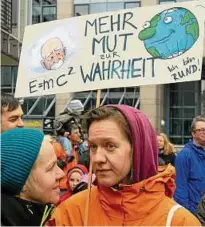  ??  ?? Nach dem Umzug durch die Jenaer Innenstadt ließen sich am Sonnabend während der Kundgebung auf dem Ernst-Abbe-Campus viele phantasiev­olle Plakate bestaunen, die für den „March for Science“kreiert worden waren.