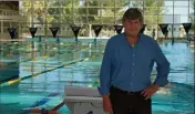  ?? (Photo P. L.) ?? Alain Chateigner devant le bassin de  mètres du stade nautique de Saint-Raphaël.