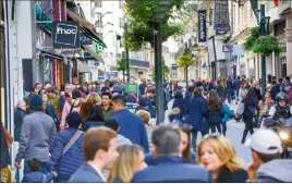  ??  ?? En attendant de retrouver l’affluence des jours heureux, les commerçant­s cannois et ceux de l’agglo peuvent compter sur le soutien de leur maire et président. (Photo Clément Tiberghien)