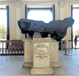  ??  ?? Bendego. Imagen de archivo del meteorito más grande caído en Brasil.