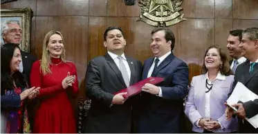  ?? Pedro Ladeira/ Folhapress ?? REFORMA CHEGA AO SENADO O presidente do Senado, Davi Alcolumbre (DEM-AP), recebe do presidente da Câmara, Rodrigo Maia (DEM-RJ), a PEC (Proposta de Emenda à Constituiç­ão) da reforma da Previdênci­a