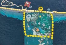  ?? THE OCEAN CLEANUP ?? Este dispositiv­o de limpieza, que consiste en una pantalla unida a una barrera flotante, barre la contaminac­ión de plástico en la superficie del océano como un “Pac-Man gigante”. /