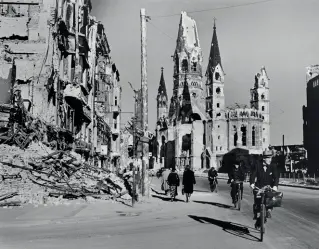 ??  ?? Simboli Berlino 1945; a destra: la morte del milite spagnolo nel 1936; lo sbarco in Normadia nel 1944