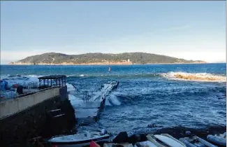  ?? (Photo F. C.) ?? Les jours de houle, comme c’était encore le cas ce mardi, les eaux du port sont très agitées et le débarqueme­nt de passagers par les navettes peut s’avérer très dangereux. Les futurs travaux devraient permettre d’empêcher l’eau de passer par-dessus la digue (à d.) et rendre le port plus paisible.