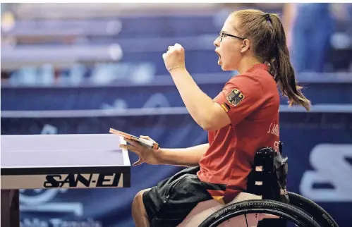  ?? FOTO: IMAGO ?? Bei der Para-Tischtenni­s-WM 2018: Sandra Mikolasche­k freut sich im slowenisch­en Celje über einen Punktgewin­n.