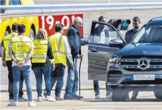  ?? BRAIS LORENZO / EFE ?? Juan Carlos I, a punto de entrar en un coche tras aterrizar en el aeropuerto de Vigo.