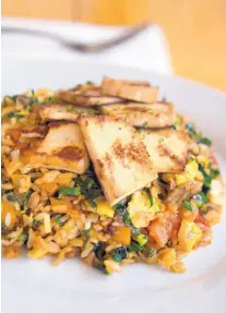  ?? MARLA BROSE/JOURNAL ?? The fried rice with smoked tofu at the Karma Cafe. The restaurant, open for breakfast and lunch, serves meals without prices, as diners are asked to choose how much to pay for each meal.