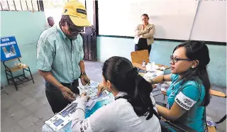  ?? FOTO: EL HERALDO ?? El control de las mesas es la parte más sensible de los procesos electorale­s y las credencial­es en blanco se han prestado para el tráfico de credencial­es.