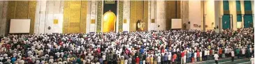  ?? HANUNG HAMBARA/JAWA POS ?? PENUH: Jamaah salat Tarawih memadati Masjid Nasional Al Akbar Surabaya tadi malam (16/5).