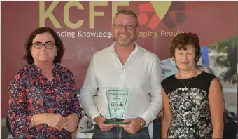  ??  ?? Rose Daly from Baile Mhuire Day Centre (left) and Mary Slattery (right) pictured with Gary Hewitt who received his Carers Award from the KCFE on Thursday night.