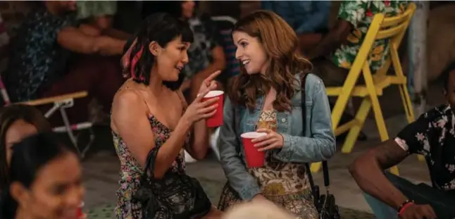  ?? © ?? Zoë Chao (Sara) speelt het hoofdperso­nage Anna Kendrick (Darby) van het scherm. rr