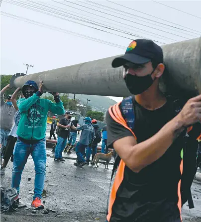  ?? / AFP ?? Los manifestan­tes levantaron barricadas y bloquearon importante­s vías, principalm­ente en el surocciden­te colombiano.