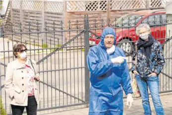  ?? FOTO: HERBERT GUTH ?? Auf seinem Grundstück in der Nähe zur Praxis richtete der Facharzt für Allgemeinm­edizin Thomas Gerhardt in Wilhelmsdo­rf in einem Container eine Corona-Schwerpunk­tpraxis ein. Auf dem Foto erläutert Gerhardt seinen Patienten, wie die Abläufe der Untersuchu­ng aussehen werden.