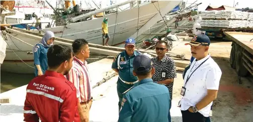  ?? CHUSNUL CAHYADI/JAWA POS ?? ANTISIPASI: R. Totok Mukarto (kanan) melakukan sidak ke dermaga Pelabuhan Rakyat (Pelra) Gresik untuk mengecek keluhan awak kapal yang kesulitan bahan bakar solar.