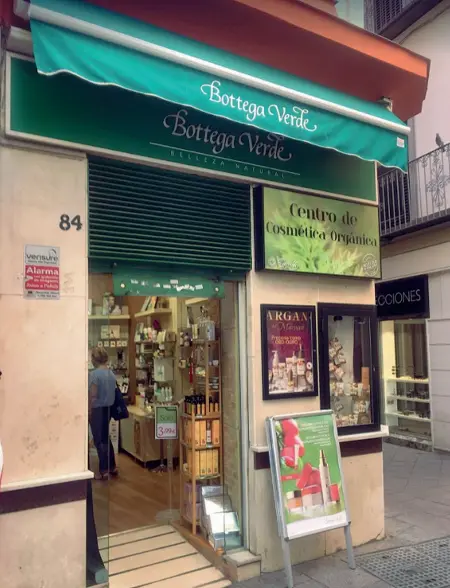  ??  ?? Il negozio di Bottega Verde di calle Sierpes a Siviglia