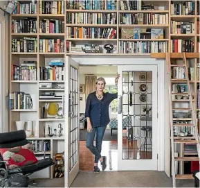  ??  ?? Books and art are a feature of Jennifer Ward-Lealand’s Auckland home.