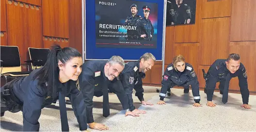  ??  ?? Bei den sogenannte­n Recruiting­days, hier in der Wiener Polizeidir­ektion, demonstrie­ren uniformier­te Beamte gerne ihre Fitness.