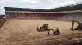  ?? FOTO RR ?? Het hoofdveld van Stoke City wordt aangelegd met Sibelco-zand.