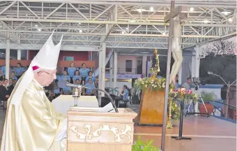  ??  ?? Monseñor Ignacio Gogorza, obispo emérito de Encarnació­n, ofició la misa vespertina en Caacupé.