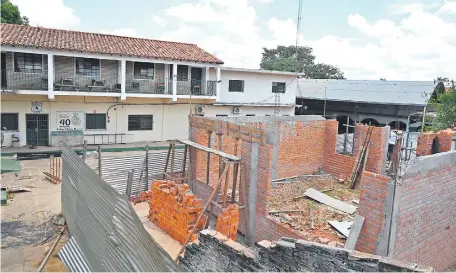  ?? ?? Dos trabajador­es levantan las paredes de una sala de clases en la escuela Chaco Paraguayo, a dos semanas del inicio de las clases.