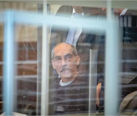  ?? AFP ?? Anwar Raslan arrives at a court in the German city of Koblenz to face charges of murdering prisoners in a Syrian jail