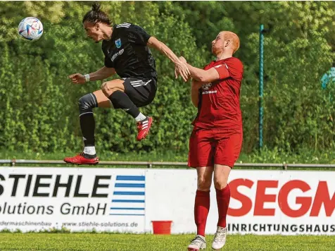  ?? Foto: Christian Kolbert/Kolbert-Press ?? Coskun Buer vom TSV Friedberg hat in dieser Szene die Nase vorn. Der Adelzhause­r Dominik Müller hatte mit seinem Team aber das Spiel im Griff und siegte mit 4:0.