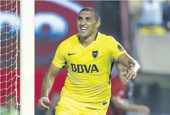  ?? Daniel jayo ?? ramón Ábila junto con su amigo Carlos Tevez; ya nadie duda del aporte que puede hacerle Wanchope a Boca