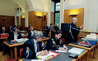  ?? Rensi) (Foto ?? In aula Da destra il pm Carmine Russo e gli avvocati Andrea de Bertolini, Stefano Daldoss, Claudio Malfer e Matteo Uslenghi