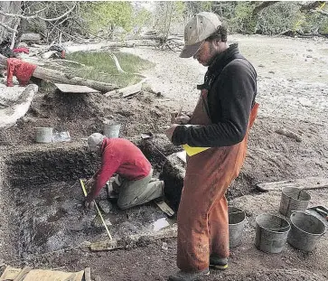  ?? THE CANADIAN PRESS ?? Hakai Institute and University of Victoria archaeolog­ists Daryl Fedje, seen taking measuremen­ts at left, and Duncan McLaren work at a dig site on Calvert Island where pre-historic footprints, estimated at 13,000 years old, were found.