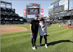  ?? ADAM HUNGER/THE ASSOCIATED PRESS ?? Musician Timmy Trumpet takes a photo with New York Mets’ Edwin Diaz, left, before the team’s game Tuesday against the Los Angeles Dodgers in New York.
