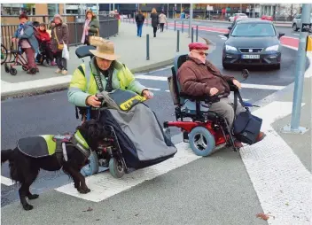  ?? FOTO: HEIKO LEHMANN ?? Viele Rollstuhlf­ahrer, aber auch Menschen mit Rollator, bleiben an den Bordsteink­anten hängen.