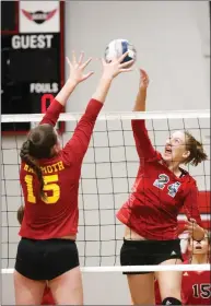  ?? Nikolas Samuels/ The Signal ?? Cora Machado (24) of Santa Clarita Christian School goes for a kill during a home match as Ella Thompson (15) of Mammoth High School tries to block the ball on Tuesday.