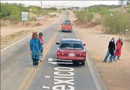  ??  ?? SUSTO EN MÉXICO La moda de esperar al coche de Google Street View disfrazado­s también ha llegado a México. Un ejemplo sería esta instantáne­a captada en el estado de Sonora, en que se aprecia a varios hombres enmascarad­os que aguardan la llegada del...