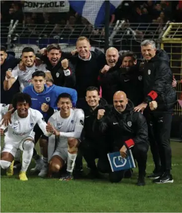  ?? FOTO DICK DEMEY ?? De leiderspla­ats van KRC Genk is een collectief succes. Het gevaar komt van overal en achteraan wordt niets weggegeven.