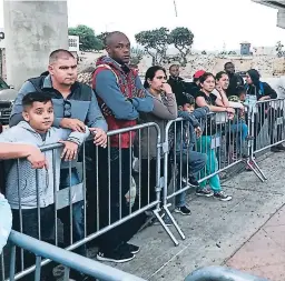  ?? FOTO: AP ?? Un grupo de personas que buscan asilo en Tijuana, México.