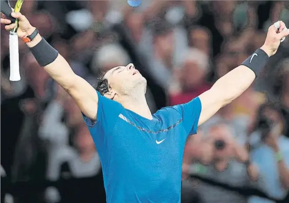  ?? FOTO: EFE ?? Rafa Nadal, gesto de triunfo pero también de alivio tras vencer a Pablo Cuevas y clasificar­se para disputar los cuartos de final del Masters 1.000 ATP de París, hoy contra Krajinovic