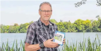  ?? FOTO: KARIN KIESEL ?? Der Bad Waldseer Hobbyfilme­r Elmar Maronn mit der Blue-Ray-Diskette seines Dokumentar­films „Die Wettermach­er von der Alb“.