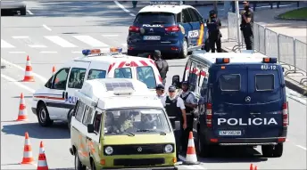  ?? — Reuters photos ?? French and Spanish police check vehicles at the Franco-Spanish border in Hendaye on the eve of the Biarritz G7 summit, France.