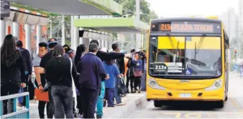  ??  ?? ► La renovación de buses del Transantia­go se iniciará en 2018.