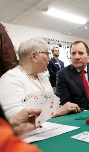  ??  ?? TRUMFKORT. Statsminis­ter Stefan Löfven (S) i samtal pensionäre­r i samband med som lagt kort ligger och det blir en skattesänk­ning redan nästa år.