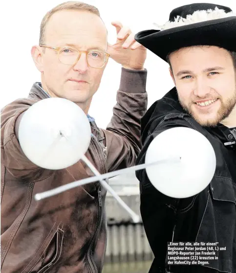  ??  ?? „ Einer für alle, alle für einen!“Regisseur Peter Jordan ( 48, l.) und MOPO- Reporter Jan Frederik Langshause­n ( 22) kreuzten in der HafenCity die Degen.