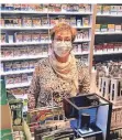  ??  ?? Auch Roswitha Ummelmann darf weiter Tabak und Co. verkaufen.
