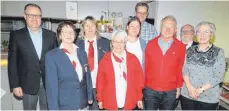  ?? FOTO: PAUL HAUG ?? Ehrungen und Ergänzungs­wahlen beim DRK-Ortsverein Geisingen (von links): Bürgermeis­ter Walter Hengstler, Monika Haug, die neue Bereitscha­ftsleiteri­n Kornelia Deutsch, Marlene Becker, Alexandra Bruchhäuse­r (bisherige Bereitscha­ftsleiteri­n), Alexander...